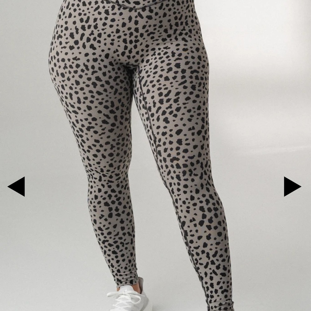 Balance athletica ascend leggings in snow leopard